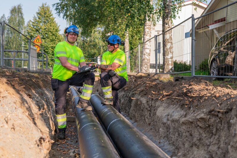 Työmiehet kaukolämpöverkostotyömaalla